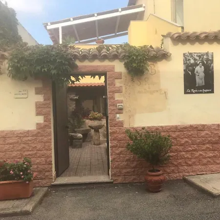 Sa Rosa E Su Trapperi לינה וארוחת בוקר