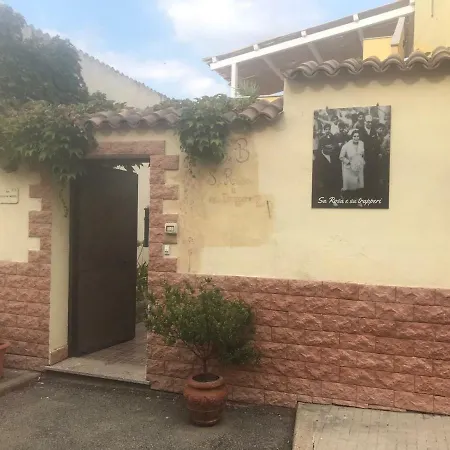 לינה וארוחת בוקר Sa Rosa E Su Trapperi 3*